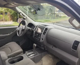 Nissan Frontier 2015 disponibile per il noleggio a Kutaisi, con limite di chilometraggio di illimitato.