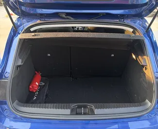 Vooraanzicht van een huurauto Renault Clio 5 op de luchthaven van Antalya, Turkije ✓ Auto #16858. ✓ Transmissie Automatisch TM ✓ 0 beoordelingen.