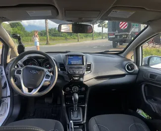 Innenraum von Ford Fiesta zur Miete in Georgien. Ein großartiges 5-Sitzer Fahrzeug mit Automatisch Getriebe.