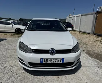 Vista frontale di un noleggio Volkswagen Golf 7 all'aeroporto di Tirana, Albania ✓ Auto #16866. ✓ Cambio Automatico TM ✓ 0 recensioni.