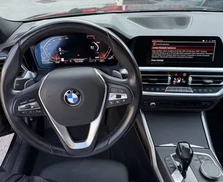 Interiér BMW 330i k pronájmu v Gruzii. Skvělé auto s 5 sedadly a převodovkou Automatické.