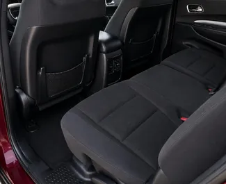 Dodge Durango interjöör rentimiseks Gruusias. Suurepärane 7-kohaline auto Automaatne käigukastiga.