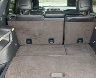 Jeep Cherokee 2017 disponible à la location à Tbilissi, avec une limite de kilométrage de illimité.
