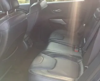 Intérieur de Jeep Cherokee à louer en Géorgie. Une excellente voiture de 5 places avec une transmission Automatique.