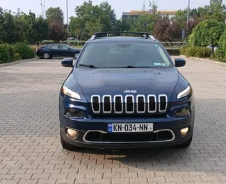 Vue de face d'une location Jeep Cherokee à Tbilissi, Géorgie ✓ Voiture #16829. ✓ Automatique TM ✓ 0 avis.