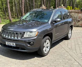 Vista frontale di un noleggio Jeep Compass a Kutaisi, Georgia ✓ Auto #16862. ✓ Cambio Automatico TM ✓ 0 recensioni.
