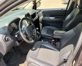 Noleggio Jeep Compass. Auto Comfort, Crossover per il noleggio in Georgia ✓ Cauzione di Senza deposito ✓ Opzioni assicurative RCT, FDW, Passeggeri, Furto, Giovane.