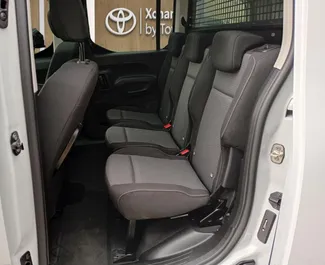 Verhuur Toyota Proace City Verso. Economy, Comfort, Minivan Auto te huur in Turkije ✓ Borg van Zonder Borg ✓ Verzekeringsmogelijkheden TPL, CDW, FDW, Jonge, Geen storting.