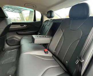 Hongqi E-QM5 2025 disponibile per il noleggio a Minsk, con limite di chilometraggio di illimitato.