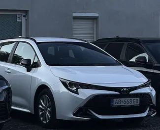 Wynajmij Toyota Corolla Touring Sports 2026 w Austrii. Paliwo: Benzyna. Moc: 140 KM ➤ Koszt od 50 EUR za dobę.