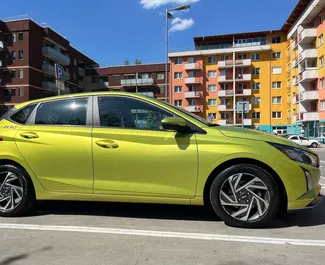 Wynajmij Hyundai i20 2025 w Austrii. Paliwo: Benzyna. Moc: 115 KM ➤ Koszt od 35 EUR za dobę.