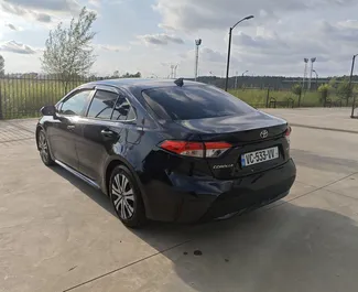 Frontansicht eines Mietwagens Toyota Corolla Sedan in Kutaisi, Georgien ✓ Auto Nr.17167. ✓ Automatisch TM ✓ 0 Bewertungen.