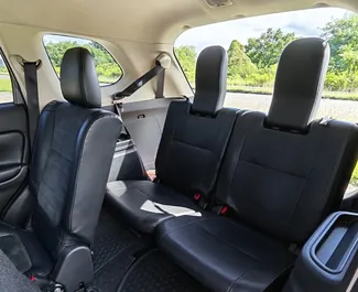 Innenraum von Mitsubishi Outlander zur Miete in Georgien. Ein großartiges 7-Sitzer Fahrzeug mit Automatisch Getriebe.