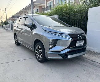 Vista frontal de un Mitsubishi Xpander de alquiler en el aeropuerto Suvarnabhumi de Bangkok, Tailandia ✓ Coche n.º 17382. ✓ Automático TM ✓ 0 opiniones.