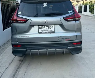 Motor Gasolina de 1,5L de Mitsubishi Xpander 2023 para alquilar en en el aeropuerto Suvarnabhumi de Bangkok.