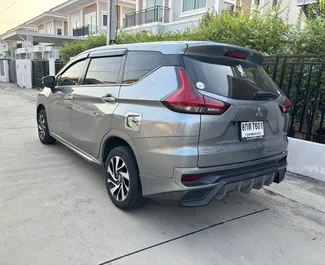 Mitsubishi Xpander 2023 disponible para alquilar en el aeropuerto Suvarnabhumi de Bangkok, con límite de millaje de ilimitado.
