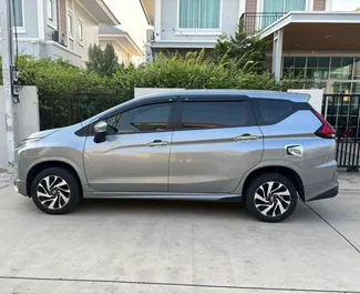 Interior de Mitsubishi Xpander para alquilar en Tailandia. Un gran coche de 7 plazas con transmisión Automático.