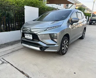 Mitsubishi Xpander 2023 con sistema de Tracción trasera, disponible en el aeropuerto Suvarnabhumi de Bangkok.
