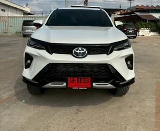 Vista frontal de un Toyota Fortuner de alquiler en el aeropuerto Suvarnabhumi de Bangkok, Tailandia ✓ Coche n.º 17379. ✓ Automático TM ✓ 0 opiniones.