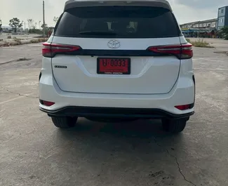 Alquiler de coches Toyota Fortuner n.º 17379 Automático en el aeropuerto Suvarnabhumi de Bangkok, equipado con motor de 2,4L ➤ De Worawut en Tailandia.