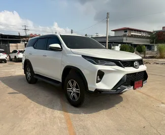 Alquiler de coches Toyota Fortuner 2026 en Tailandia, con ✓ combustible de Diesel y 150 caballos de fuerza ➤ Desde 2400 THB por día.