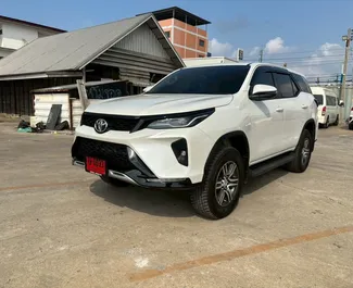 Alquiler de Toyota Fortuner. Coche Confort, SUV para alquilar en Tailandia ✓ Depósito de 20000 THB ✓ opciones de seguro TPL, CDW, SCDW, Joven.