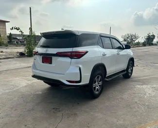 Motor Diesel de 2,4L de Toyota Fortuner 2026 para alquilar en en el aeropuerto Suvarnabhumi de Bangkok.