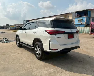 Toyota Fortuner 2026 disponible para alquilar en el aeropuerto Suvarnabhumi de Bangkok, con límite de millaje de ilimitado.