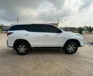 Interior de Toyota Fortuner para alquilar en Tailandia. Un gran coche de 7 plazas con transmisión Automático.