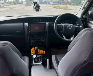 Toyota Fortuner 2026 con sistema de Tracción trasera, disponible en el aeropuerto Suvarnabhumi de Bangkok.