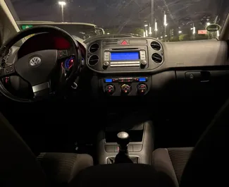 Volkswagen Golf 5 kiralama için Arnavutluk'ta iç mekanı. Harika bir 5 koltuklu araba, Manuel şanzıman ile.