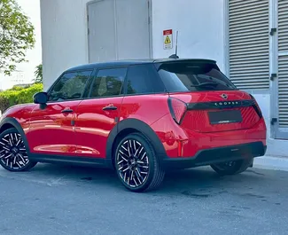 Vooraanzicht van een huurauto Mini Cooper S in Dubai, Verenigde Arabische Emiraten ✓ Auto #17168. ✓ Transmissie Automatisch TM ✓ 0 beoordelingen.