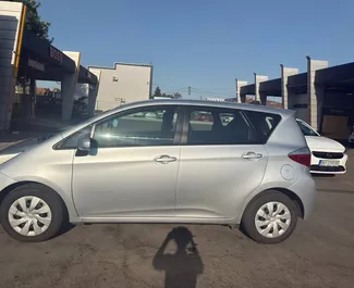 Frontansicht eines Mietwagens Toyota Verso am Belgrader Flughafen, Serbien ✓ Auto Nr.15057. ✓ Automatisch TM ✓ 2 Bewertungen.