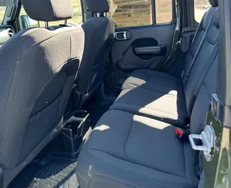 Jeep Wrangler 2025 do wynajęcia w Tbilisi. Limit przebiegu 250 km/dzień.