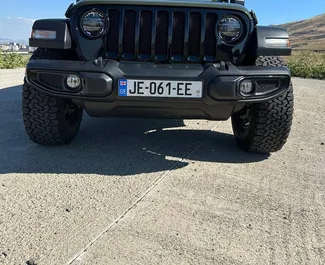 Jeep Wrangler – samochód kategorii Komfort, SUV na wynajem w Gruzji ✓ Bez Depozytu ✓ Ubezpieczenie: OC, CDW, SCDW, FDW, Pasażerowie, Od Kradzieży, Bez Depozytu.