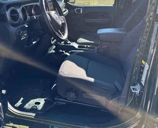 Wnętrze Jeep Wrangler do wynajęcia w Gruzji. Doskonały samochód 5-osobowy. ✓ Skrzynia Automatyczna.