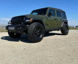 Wynajmij Jeep Wrangler 2025 w Gruzji. Paliwo: Benzyna. Moc: 272 KM ➤ Koszt od 270 GEL za dobę.