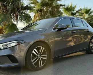 Predný pohľad na prenajaté auto Mercedes-Benz A-Class v v Alicante, Španielsko ✓ Auto č. 17259. ✓ Prevodovka Automatické TM ✓ Hodnotenia 0.