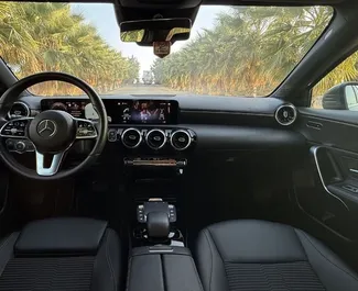 Interiér Mercedes-Benz A-Class na prenájom v v Španielsku. Skvelé auto so sedadlami pre 5 osôb s prevodovkou Automatické.