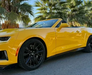 Prenájom auta Chevrolet Camaro Cabrio 2020 v v Španielsku, s vlastnosťami ✓ palivo Benzín a výkon 650 koní ➤ Od 400 EUR za deň.