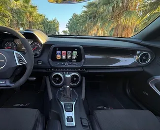 Interiér Chevrolet Camaro Cabrio na prenájom v v Španielsku. Skvelé auto so sedadlami pre 2 osôb s prevodovkou Automatické.