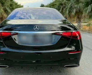 Mercedes-Benz S-Class 2023 dostupné na prenájom v v Alicante, s limitom kilometrov 250 km/deň.