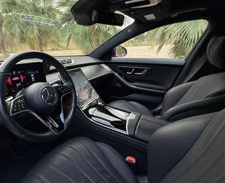 Interiér Mercedes-Benz S-Class na prenájom v v Španielsku. Skvelé auto so sedadlami pre 5 osôb s prevodovkou Automatické.