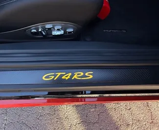 Interiér Porsche 718 Cayman S na prenájom v v Španielsku. Skvelé auto so sedadlami pre 2 osôb s prevodovkou Automatické.