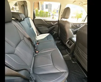 Interieur van Subaru Forester te huur in Georgië. Een geweldige auto met 5 zitplaatsen en een Automatisch transmissie.