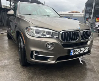 Vooraanzicht van een huurauto BMW X5 in Batumi, Georgië ✓ Auto #17509. ✓ Transmissie Automatisch TM ✓ 0 beoordelingen.