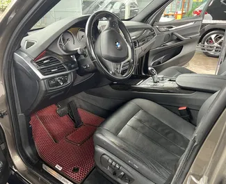 Interieur van BMW X5 te huur in Georgië. Een geweldige auto met 5 zitplaatsen en een Automatisch transmissie.
