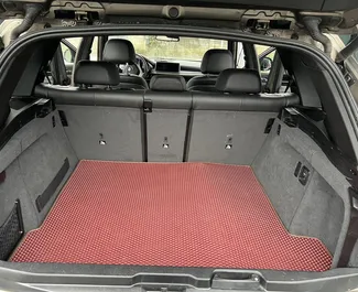 BMW X5 2017 met Aandrijving op alle wielen systeem, beschikbaar in Batumi.