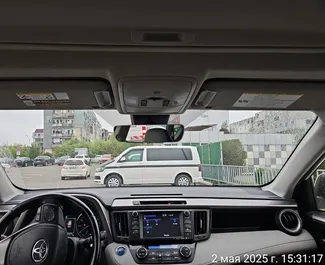 Toyota RAV4 2015 beschikbaar voor verhuur in Batumi, met een kilometerlimiet van onbeperkt.