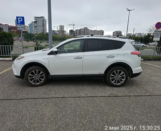 Hybride motor van 2,5L van Toyota RAV4 2015 te huur in Batumi.